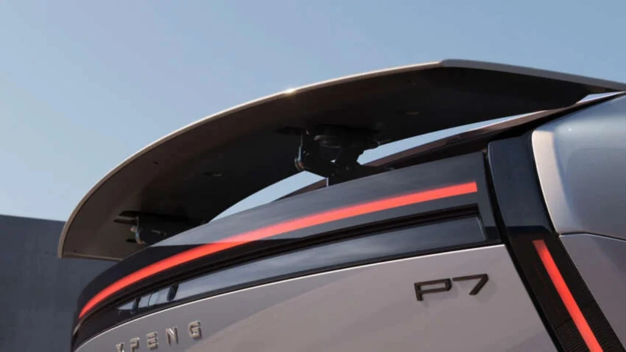 Xpeng P7 2025 Uitklapbare Achterspoiler met Full-Width LED Achterlichten