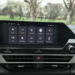 10-inch touchscreen met infotainmentsysteem startscherm en verschillende app-iconen en functies