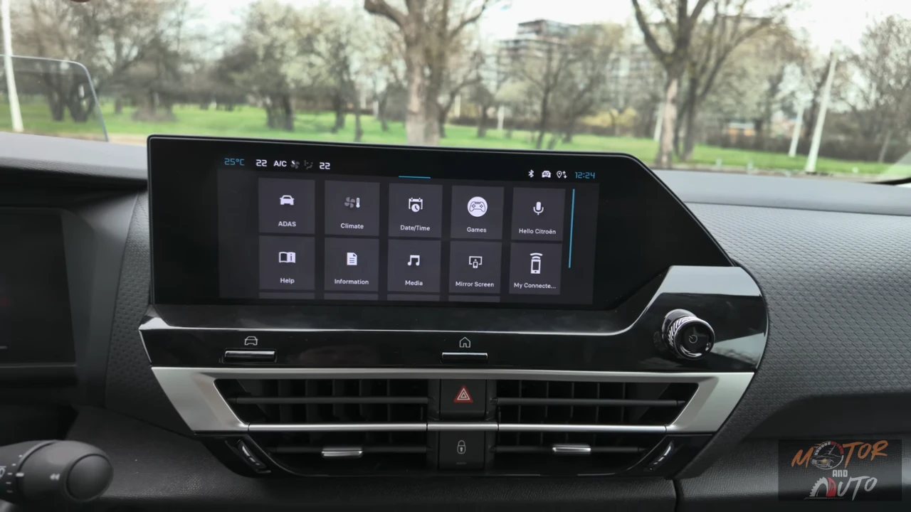 10-inch touchscreen met infotainmentsysteem startscherm en verschillende app-iconen en functies