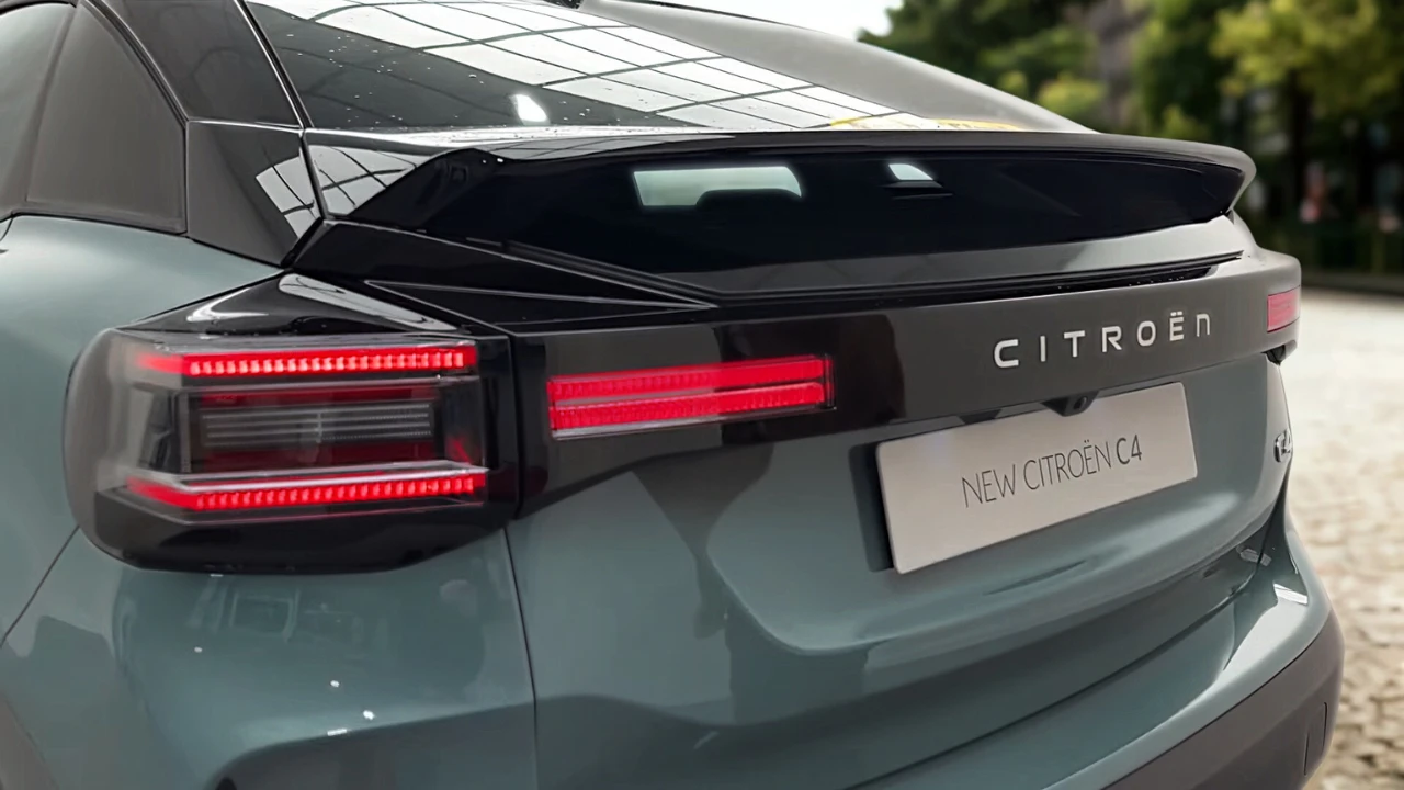 Close-up van achterlichten met 3D LED ontwerp en CITROËN letters over achterklep