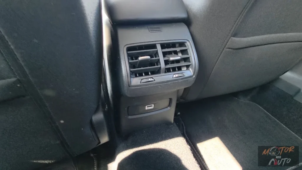 Achterpassagiers klimaatregelings roosters en USB oplaadpoort voor tweede rij passagiers comfort