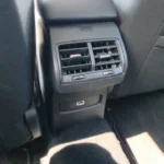 Achterpassagiers klimaatregelings roosters en USB oplaadpoort voor tweede rij passagiers comfort