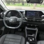 Volledig dashboard zicht van 2025 Citroën C4 interieur met touchscreen, klimaatregelaars en moderne cabine-indeling
