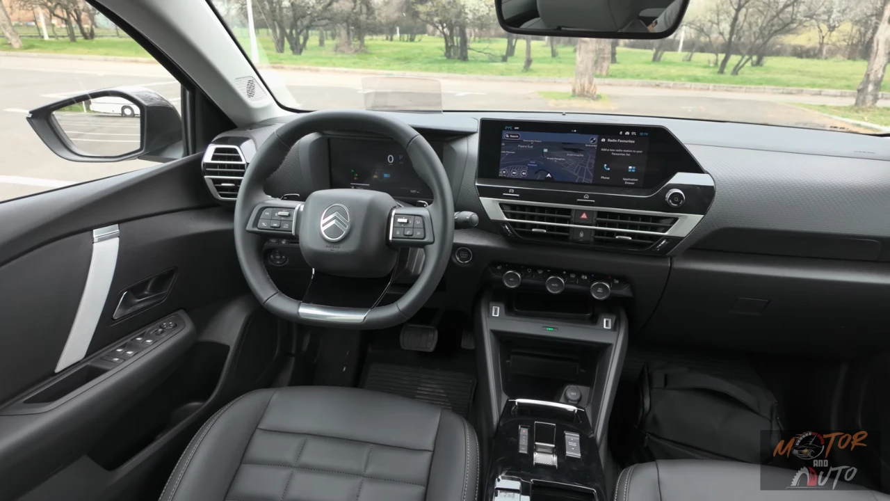 Volledig dashboard zicht van 2025 Citroën C4 interieur met touchscreen, klimaatregelaars en moderne cabine-indeling