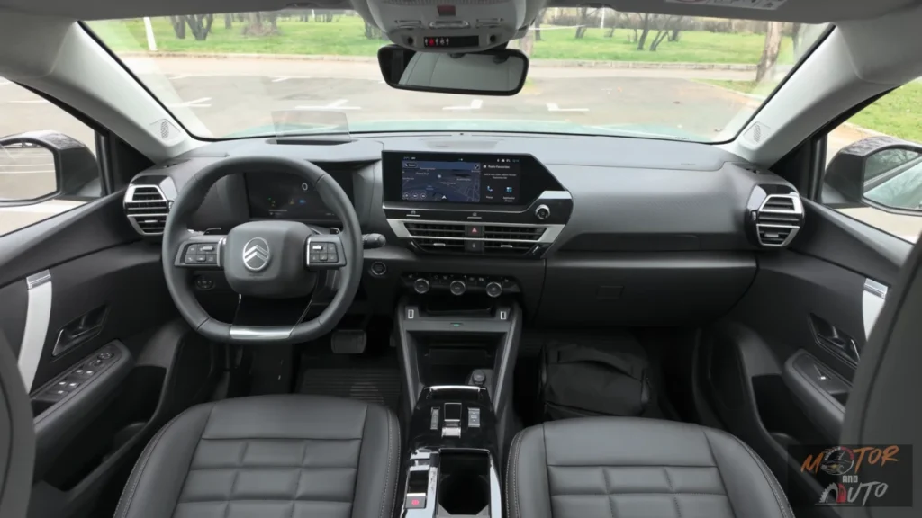 Breed panoramisch zicht van 2025 Citroën C4 interieur met complete cabine-indeling en ruim ontwerp