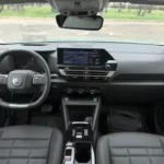 Breed panoramisch zicht van 2025 Citroën C4 interieur met complete cabine-indeling en ruim ontwerp