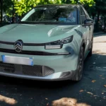 Compleet vooraanzicht van 2025 Citroën C4 op stadsstraat met facelift ontwerp elementen