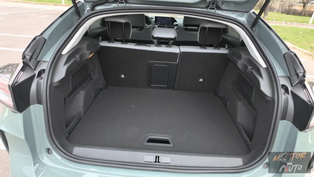 Open kofferruimte van 2025 Citroën C4 met vlakke laadvloer en 380-liter bagagecapaciteit