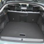Open kofferruimte van 2025 Citroën C4 met vlakke laadvloer en 380-liter bagagecapaciteit