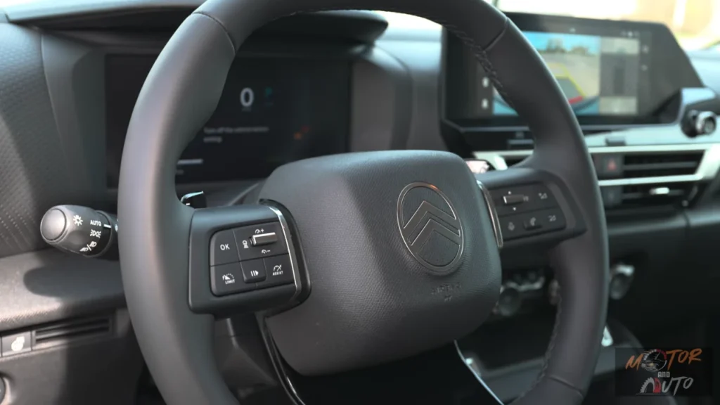 Gedetailleerd zicht op lederen stuurwiel van 2025 Citroën C4 met nieuw logo en geïntegreerde bedieningsknoppen