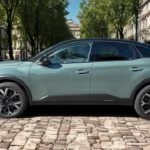 Volledig zijprofiel van 2025 Citroën C4 op keienstenen straat met stedelijk ontwerp proporties