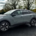 Zijaanzicht van 2025 Citroën C4 met compacte SUV profiel en 18-inch lichtmetalen velgen