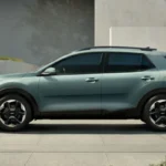 2025 Kia Stonic GT-Line Compleet Zijaanzicht in Avontuurlijk Groen