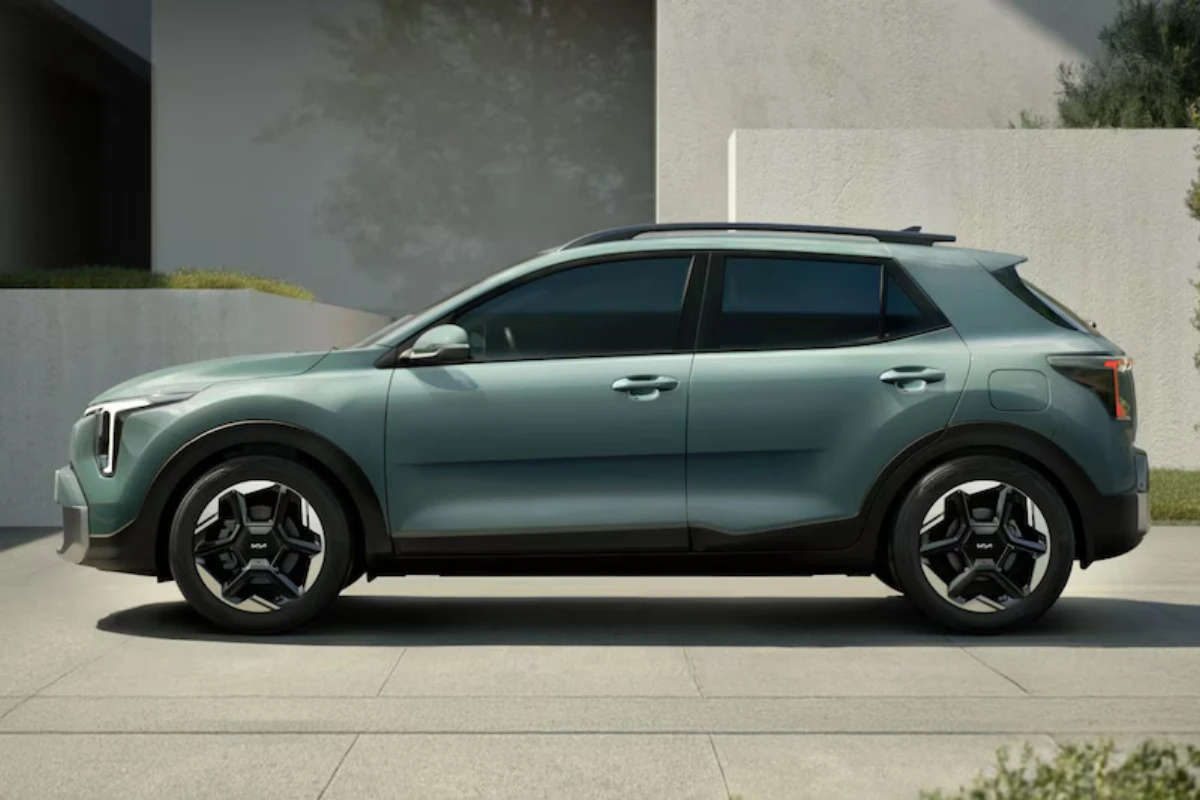 2025 Kia Stonic GT-Line Compleet Zijaanzicht in Avontuurlijk Groen