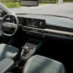 2025 Kia Stonic Interieur Zijaanzicht van Dashboard Indeling