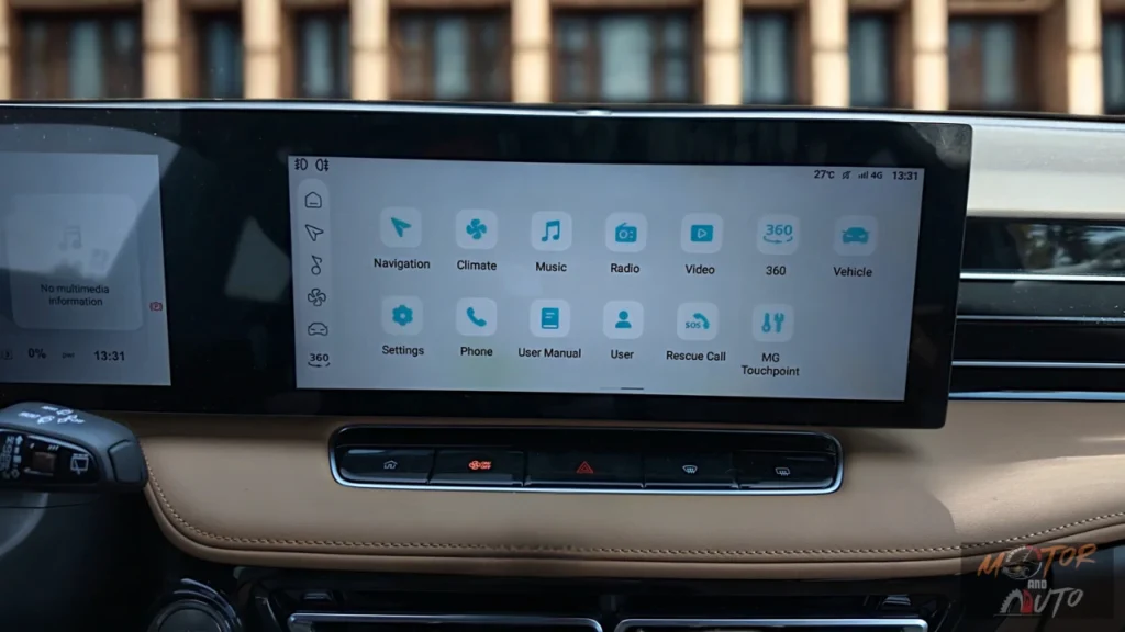 Het centrale infotainment systeem van de 2025 MG HS Hybrid+ met 12,3-inch touchscreen voor navigatie, klimaat, muziek, radio en voertuiginstellingen