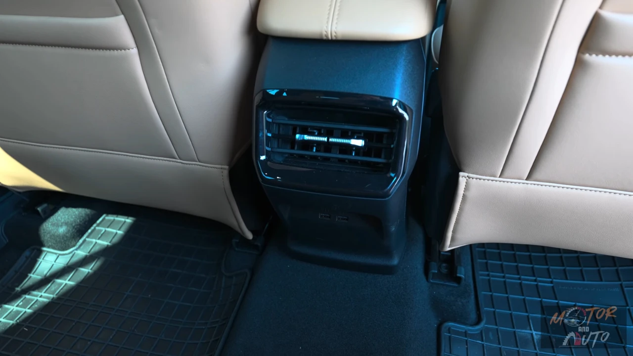 2025 MG HS achterpassagier gebied met klimaatregeling luchtventielen, verstelling bediening en premium interieur afwerking details