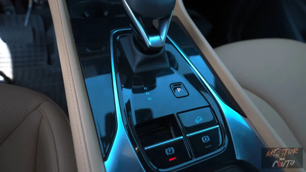 2025 MG HS automatische versnellingskeuze met PRND posities, elektronische parkeerrem knop, auto hold en rijmodus selectie bediening