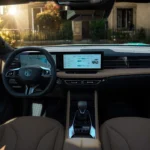 Uitgebreid zicht op het interieur van de 2025 MG HS Hybrid+ met dubbele displays, beige lederen bekleding, premium materialen en ruime cabine design