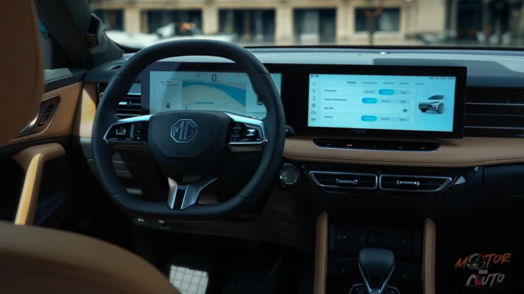 2025 MG HS dashboard vanuit bestuurderspositie met dubbele 12,3-inch schermen, MG-logo stuurwiel, klimaatregeling en beige interieuraccenten