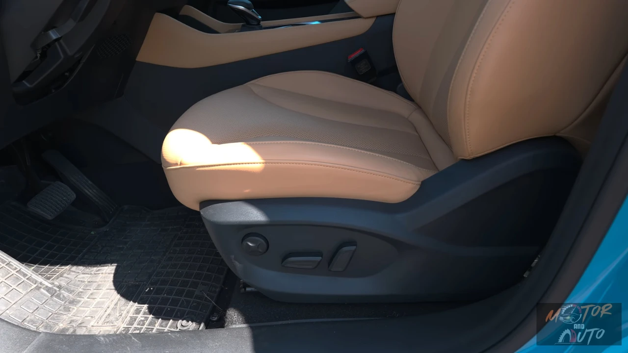 Close-up van de bestuurdersstoel van de 2025 MG HS Hybrid+ met elektrische verstelling, premium beige leereffect bekleding en ergonomische designdetails
