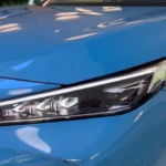 Close-up van het geavanceerde LED-koplampdesign van de 2025 MG HS Hybrid+ met de moderne verlichtingstechnologie en kristalachtige elementen
