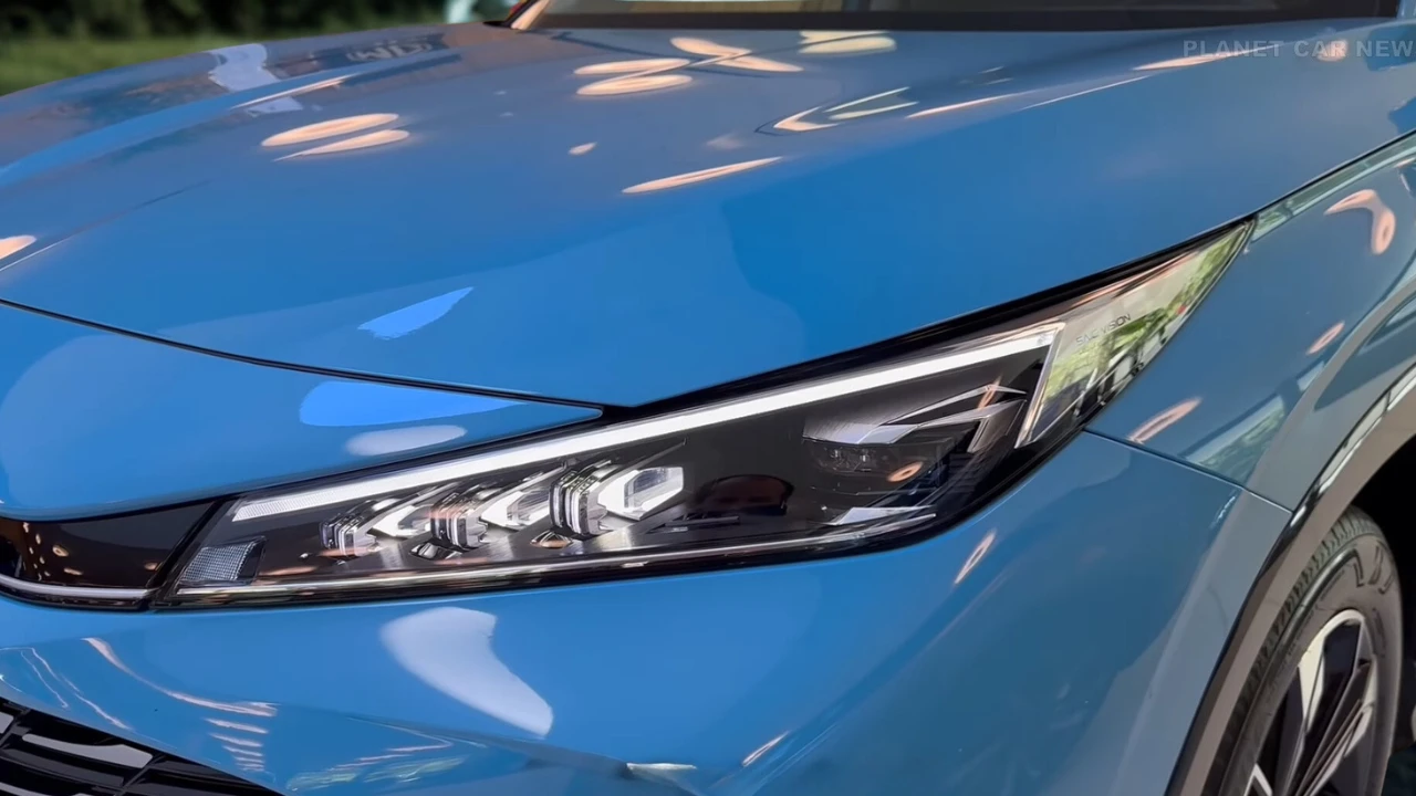Close-up van het geavanceerde LED-koplampdesign van de 2025 MG HS Hybrid+ met de moderne verlichtingstechnologie en kristalachtige elementen