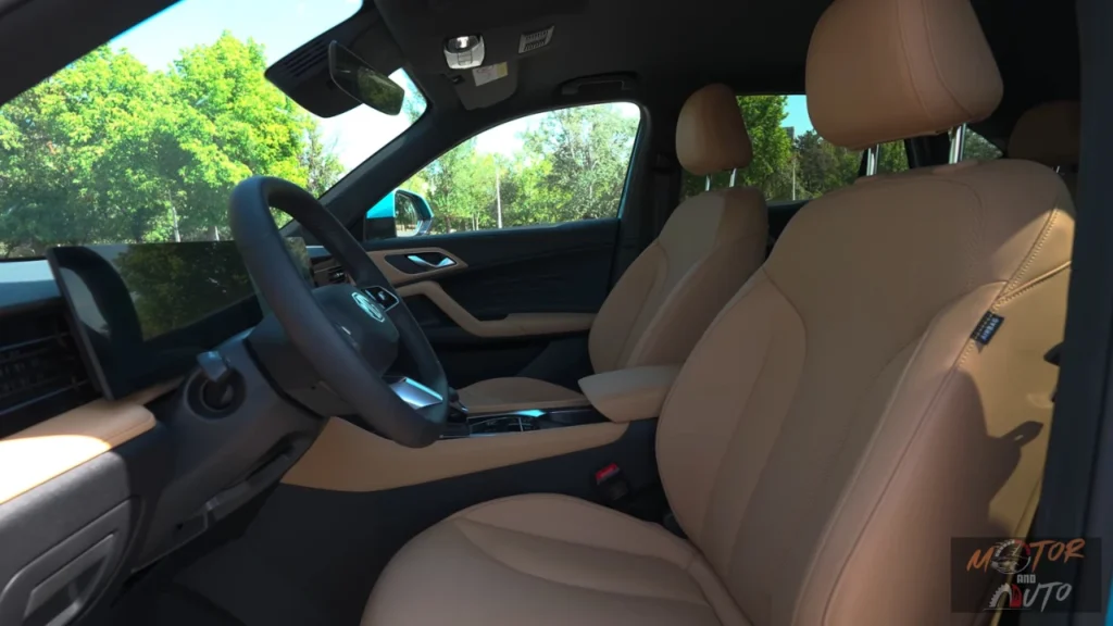 Vooraanzicht interieur 2025 MG HS met beige leereffect voorstoelen, middenconsole en premium interieurmaterialen met natuurlijke verlichting