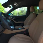 Vooraanzicht interieur 2025 MG HS met beige leereffect voorstoelen, middenconsole en premium interieurmaterialen met natuurlijke verlichting