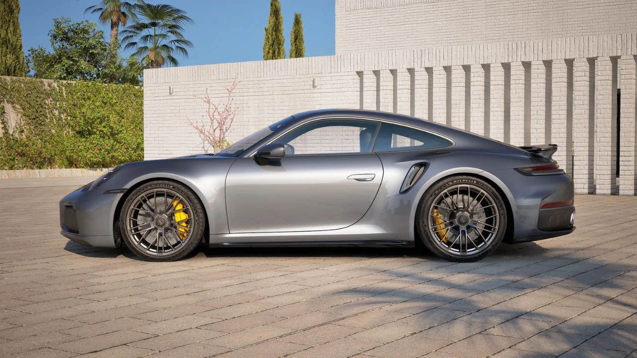 Volledig zijprofiel van zilveren 2025 Porsche 911 Turbo S in buitenomgeving met klassieke 911 proporties, gele remklauwen, zij luchtinlaten en meerspaaks lichtmetalen velgen