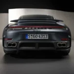 Achter detail van 2025 Porsche 911 Turbo S Coupe met vierkante titanium uitlaatpijpen, Turbo S badge en achterdiffuser ontwerp in metallic grijze afwerking