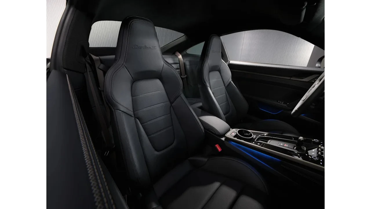 Detail van 2025 Porsche 911 Turbo S sportstoelen met Turbo S geëtste hoofdsteunen, premium leren bekleding en ergonomisch ontwerp met blauwe accent verlichting