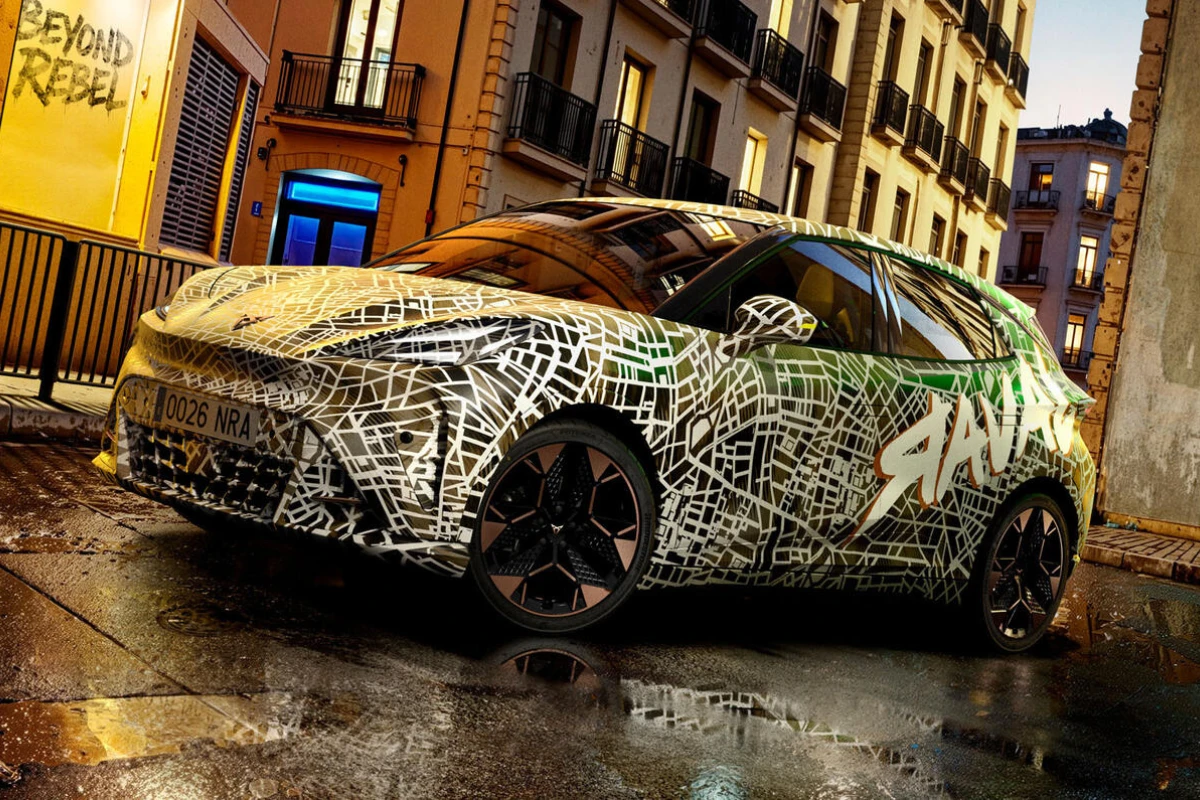 2026 Cupra Raval Gespot tijdens Testen - Gecamoufleerd Prototype op Barcelona Straten