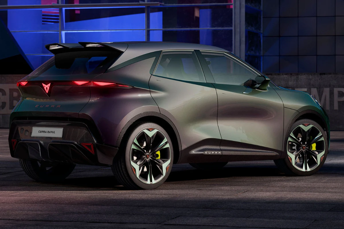 2026 Cupra Raval VZ Variant - Achterkant Driekwart Beeld met Agressieve Spoiler