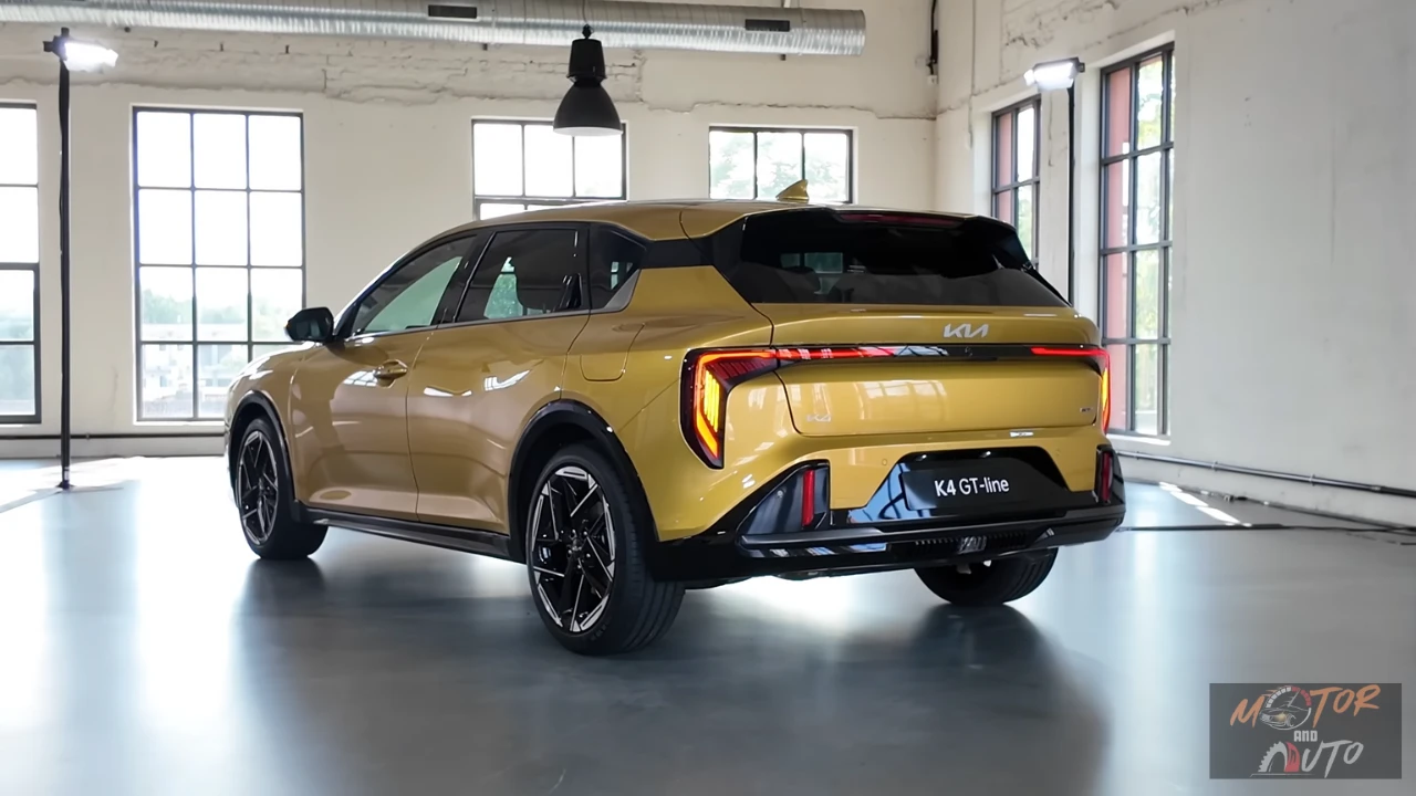 2026 Kia K4 GT-Line Achterkant Driekwart Aanzicht met Star Map Achterlichten
