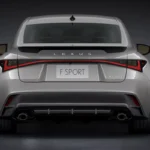 2026 Lexus IS 350 Achteraanzicht met Volle Breedte Achterlichten