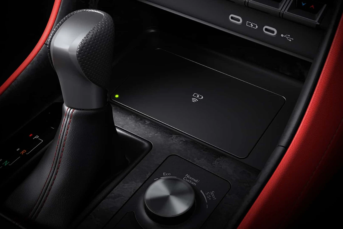 2026 Lexus IS Draadloze Oplaadpad en Middenconsole Bedieningselementen