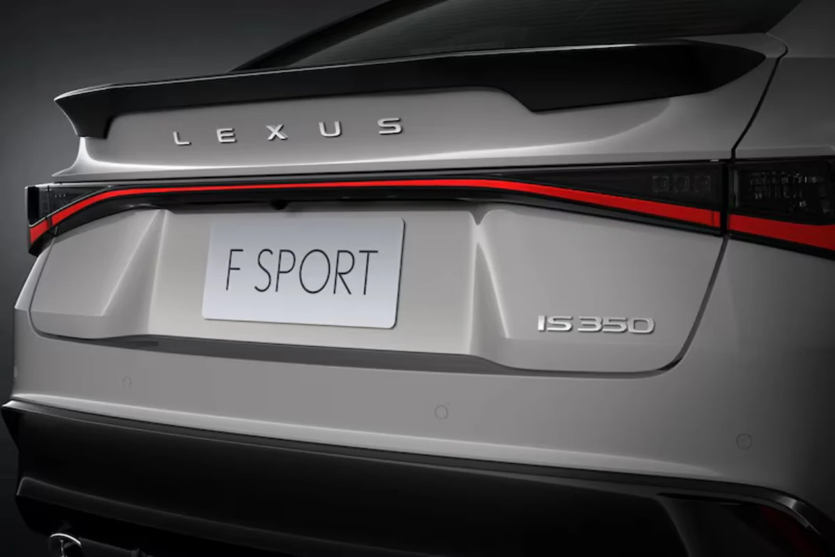 2026 Lexus IS F Sport Achter Detail met Badge en Achterlichten