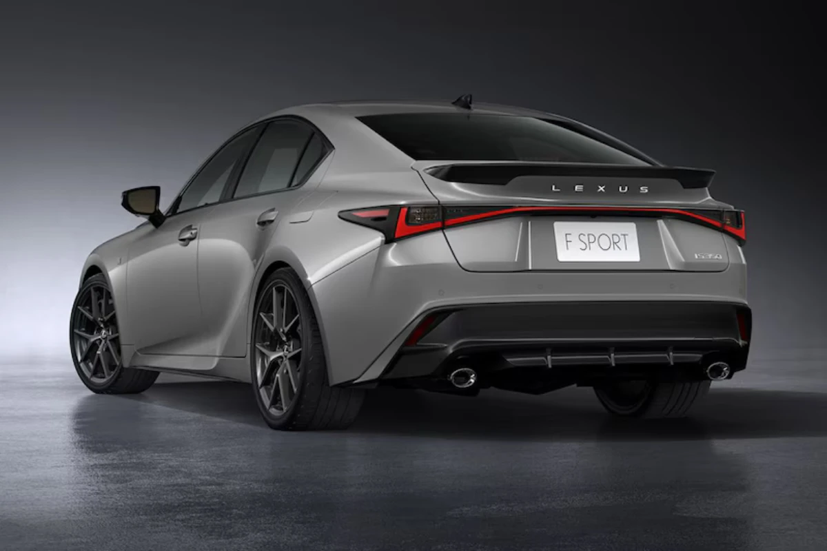 2026 Lexus IS F Sport Achter Driekwart Aanzicht met Nieuwe Spoiler
