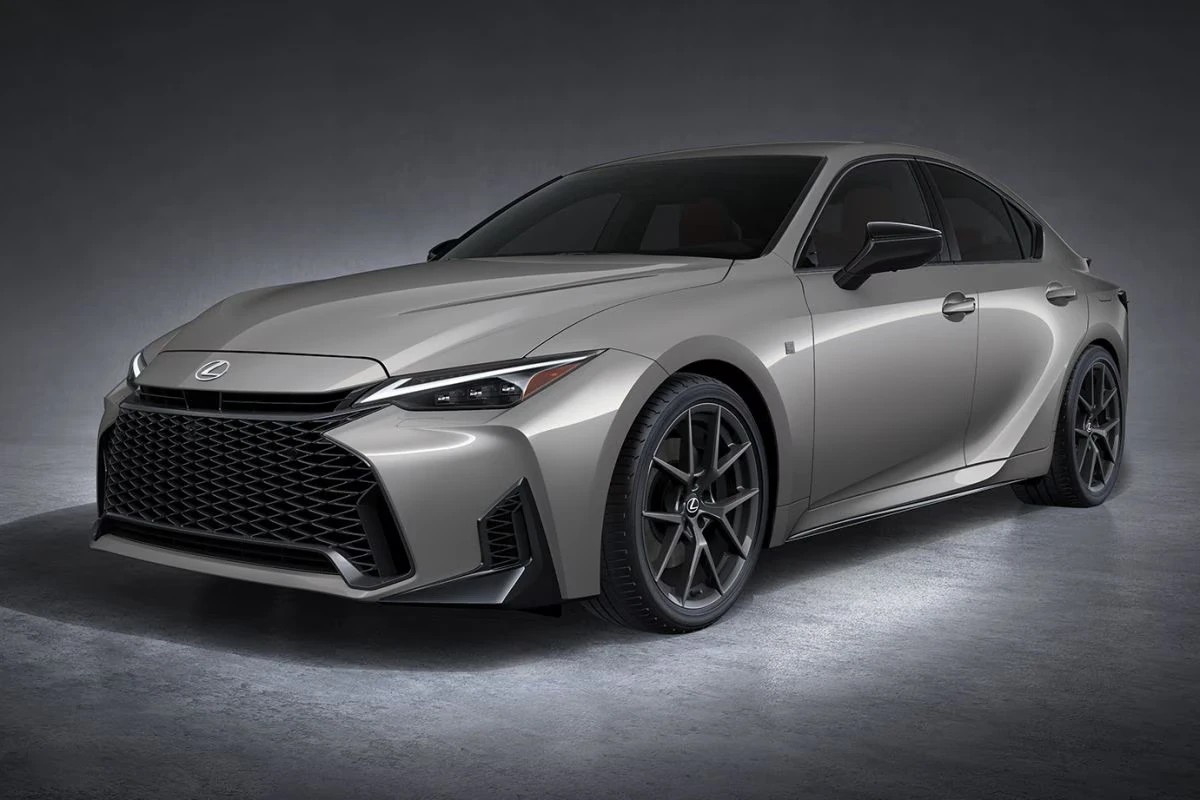 2026 Lexus IS F Sport Voor Driekwart Aanzicht in Neutrino Gray