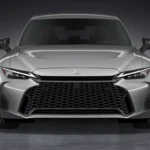 2026 Lexus IS Vooraanzicht met Herontworpen Grille
