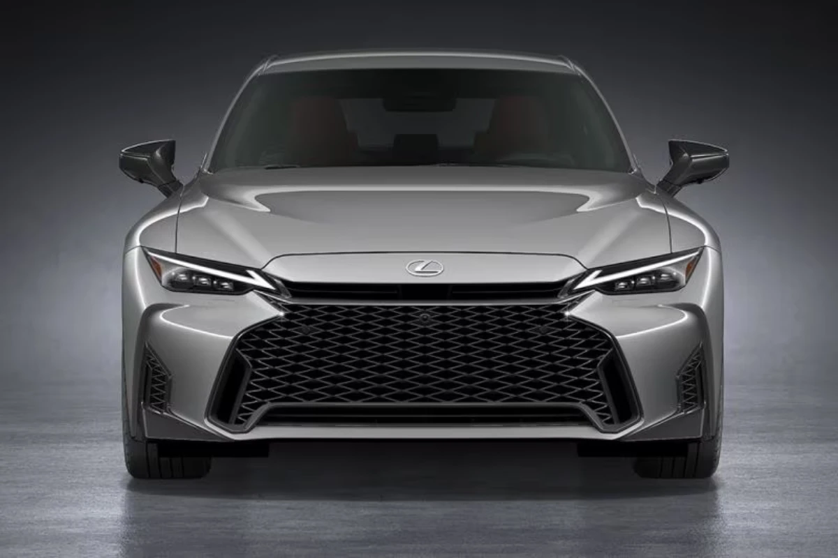 2026 Lexus IS Vooraanzicht met Herontworpen Grille