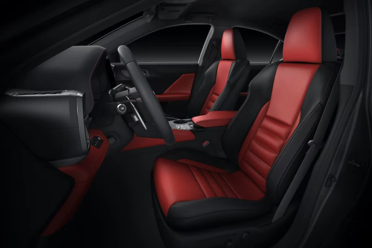 2026 Lexus IS Voorstoelen in Prominence Rood en Zwart