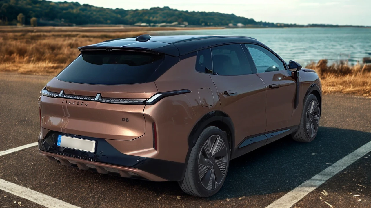 Achter driekwart perspectief van de 2026 Lynk & Co 08 met de volledige breedte LED achterlicht signatuur, 540-liter kofferbak capaciteit, en onderscheidende "08" model badge in een schilderachtige kustsetting tijdens het gouden uur.