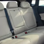 Achterbank gebied met de 60/40 neerklapbare configuratie, ISOFIX bevestigingspunten op buitenposities, verwarmde achterbanken (More uitrusting), en de royale beenruimte door de 2,85m wielbasis.