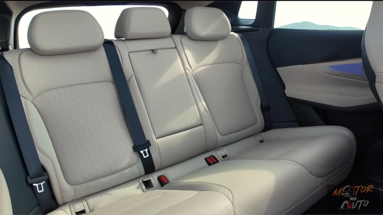 Achterbank gebied met de 60/40 neerklapbare configuratie, ISOFIX bevestigingspunten op buitenposities, verwarmde achterbanken (More uitrusting), en de royale beenruimte door de 2,85m wielbasis.