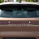 Close-up detail van de 2026 Lynk & Co 08's onderscheidende volledige breedte LED achterlicht signatuur met sequentiële richtingaanwijzers en geïntegreerde Lynk & Co branding, die de merkenidentiteit van het merk vertegenwoordigt.