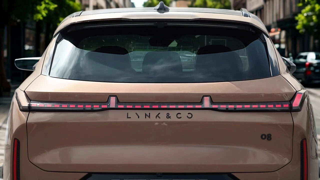 Close-up detail van de 2026 Lynk & Co 08's onderscheidende volledige breedte LED achterlicht signatuur met sequentiële richtingaanwijzers en geïntegreerde Lynk & Co branding, die de merkenidentiteit van het merk vertegenwoordigt.