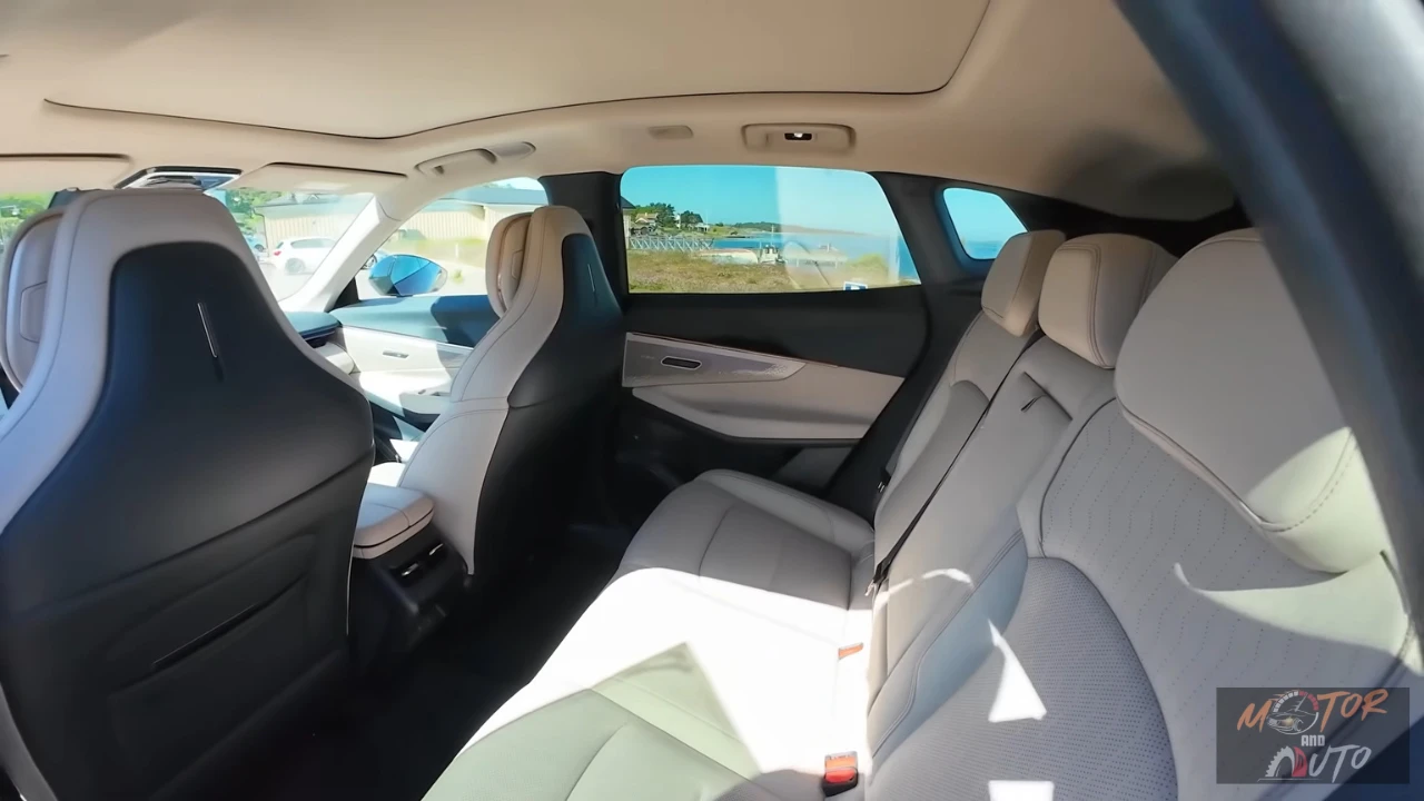 Ruime achterpassagiers gebied met de royale 963mm achter beenruimte door de 2,85m wielbasis, premium bekleding, voldoende hoofdruimte, en gezinsvriendelijk zitcomfort voor drie passagiers.