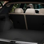 Interieur bagageruimte van de 2026 Lynk & Co 08 met 540-liter kofferbak capaciteit, uitbreidbaar tot 1254 liter met neergeklapte achterbank, met praktische laadvloer en gezinsvriendelijke opbergoplossingen.